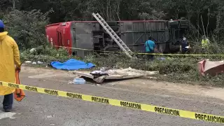 Pasajeros narraron que el volquete salió de manera sorpresiva a la carretera, impactando al autobús de ADO en Quintana Roo