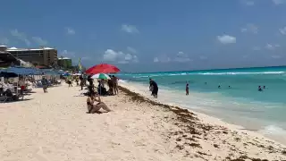 Se registra afluencia regular este sábado en Playa Ballenas de Cancún