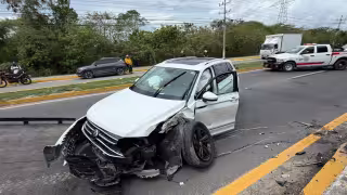 Conductor pierde el control y se estrella contra señalamiento en el Boulevard Playa del Carmen