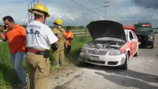 Falla mecánica provoca incendio de taxi en Tizimín