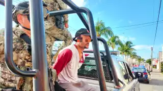 Detienen a presunto ladrón saliendo de la bodega de una frutería en Cozumel