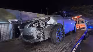 Vehículo terminó volcado sobre el camellón  luego de  impactar contra un árbol en Cancún