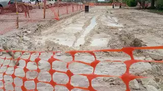 El parque central de Bacalar, a unos metros del Fuerte de San Felipe, se encuentra en mal estado por los trabajos sin terminar