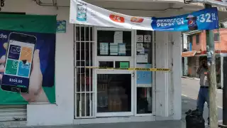 La mujer amenazó a un empleado con un cuchillo para cometer el delito