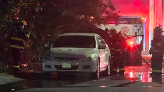 Vehículo termina en cenizas tras incendiarse en calles del Centro de Playa del Carmen