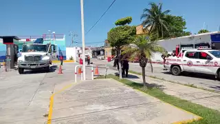 Con agua y arena lograron esparcir el diesel del suelo