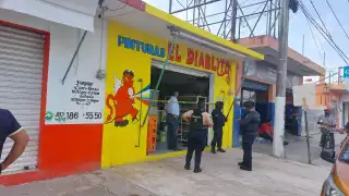 El cuerpo del empleado de la tienda quedó en el suelo dentro del negocio de pinturas en Chetumal, luego de que paramédicos confirmaran su fallecimiento