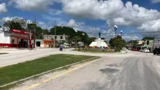 A las afueras del poblado, en dirección hacia Xpujil, Campeche, se encuentra el panteón donde están las tumbas de dos de los occisos que fueron enterrados ayer