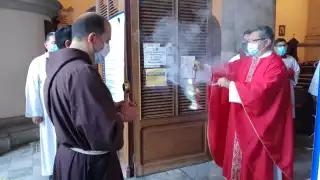 Varios fieles católicos dieron cita en este evento único para la iglesia en Mérida