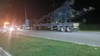 Tractocamión rompe cables y deja sin luz a colonia en Escárcega; detienen al chofer