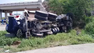 Al tomar la curva el camión revolvedora volcó