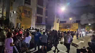 Vecinos realizan manifestación en Cancún y retienen a empleado de la CFE por falta de luz en sus casas