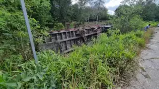 Solo daños materiales fueron el saldo de la volcadura de un camión en la vía Escárcega-Chetumal