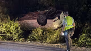 Taxista termina lesionado tras perder el control del volante en la carretera federal 307