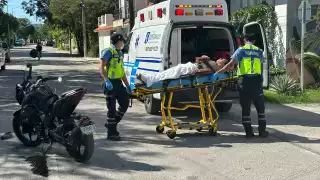 La mujer que viajaba en la motocicleta fue trasladada a un hospital