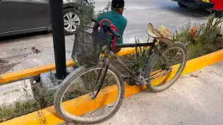 Ciclista ebrio resulta lesionado tras caer en avenida del centro de Tulum