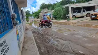 Vecinos de Tenabo denuncian baches y charcos en calles: Riesgo para peatones y motociclistas 