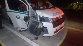 Unidades de transporte protagonizan fuerte accidente y dejan varios lesionados en Playa del Carmen