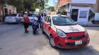 Taxi rebasa de forma indebida y choca contra motocicleta en Ciudad del Carmen   