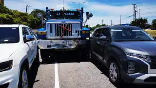 Pesada unidad colisiona contra camionetas detenidas en semáforo de Carmen