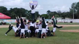 Estudiantes hicieron acrobacias como parte del desfile