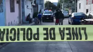 Policías entrevistaron las personas que reportaron el cuerpo hallado en una vivienda, a unos metros de la Ruta 4 de Cancún