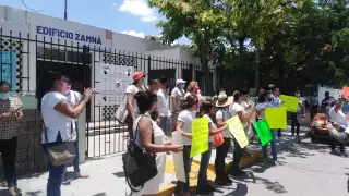 Maestros de educación artística bloquean edificio de la SEP Zamná