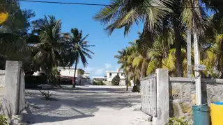 La residencia de playa se encuentra detrás de la “zona de antros”