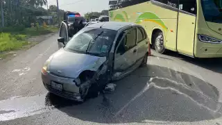 La unidad se proyectó contra un poste de alumbrado público y rebotó para quedar atravesado en la vía federal