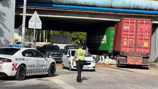Tráiler con doble remolque queda atorado en paso a desnivel de la Colosio en Cancún