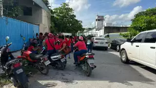 Familiares de los reclusos expusieron su sentir mientras se llevaban a cabo las diligencias para levantar el cuerpo del custodio asesinado frente a la cárcel de Benito Juárez.