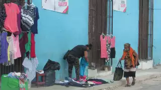 Habitantes señalan que cada día llegan más vendedores al sitio tras el cierre del mercado