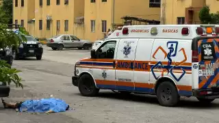 Ejecutan a balazos a un hombre en Cancún mientras lavaba su auto