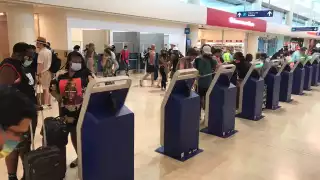 Algunos usuarios del aeropuerto de Cancún no respetan las medidas sanitarias pese al incremento de casos por COVID-19 en Quintana Roo