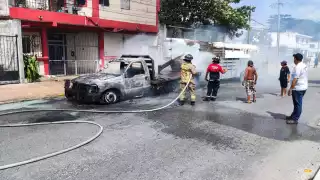 Se desconoce qué originó el fuego en una camioneta que alcanzó el remolque donde los transportaban