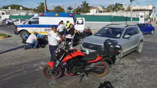 Camioneta arrolla a motociclistas en Ciudad del Carmen y terminan en el hospital