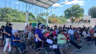 Al corte del medio día al 5 mil 885 personas de la tercera se han vacunado