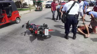 La gente se acercó a ayudar al motociclista
