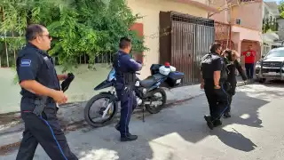 Los policías llegaron en varias patrullas y se dispersaron para detener a los presuntos ladrones