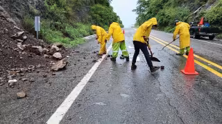 Huracán Simón provoca afectaciones carreteras en Michoacán y Jalisco