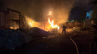 Carpintero pierde todo tras incendio en la colonia La Jungla en Cancún