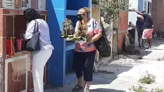 Los familiares llegaron con arreglos florales para las fallecidas