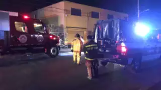 Los bomberos atendieron el llamado de emergencia por incendio. Foto: Mario Hernández