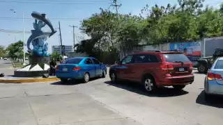 La mini glorieta de los delfines permaneció bloqueada mientras se resolvía el accidente de tránsito