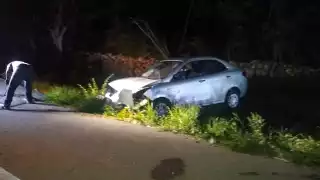 La conductora transitaba de oriente a poniente cuando se vio envuelta en la volcadura.

