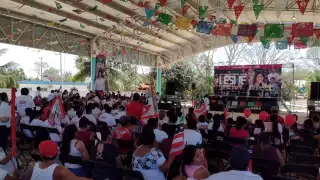 El evento, previsto para iniciar a la 1:00 de la tarde en Carrillo Puerto, presentó un atraso, ya que la candidata del PRI a la gubernatura de Quintana Roo, no ha llegado