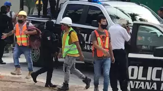 A la salida elementos de la Policía Quintana Roo agredieron a reporteros y empleados del hotel