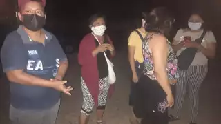 Como resultado del altercado los agentes arrestaron a tres personas