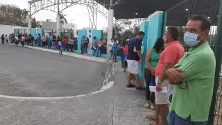 Los docentes hicieron fila para ser vacunados