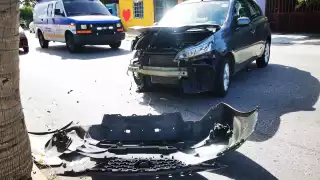 Conductora estrella su auto contra una palmera en Ciudad del Carmen por esquivar a un perro